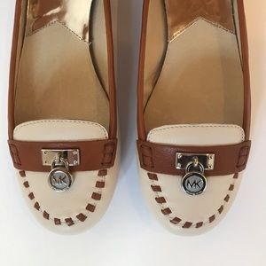 MICHAEL KORS Loafers Tan